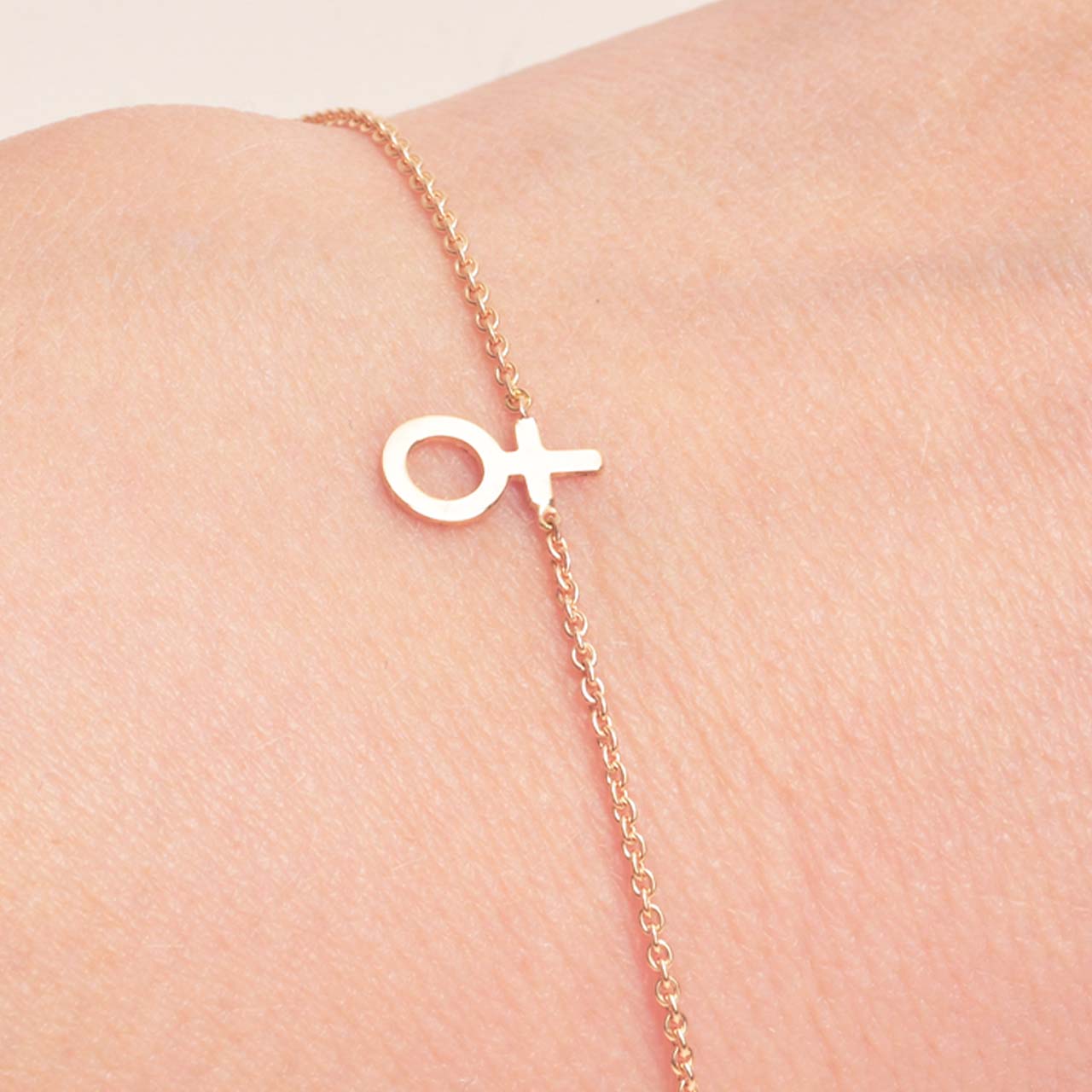 Signe Armband Litet Kvinnotecken 18k guld - Feministsmeden
