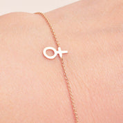 Signe Armband Litet Kvinnotecken 18k guld - Feministsmeden