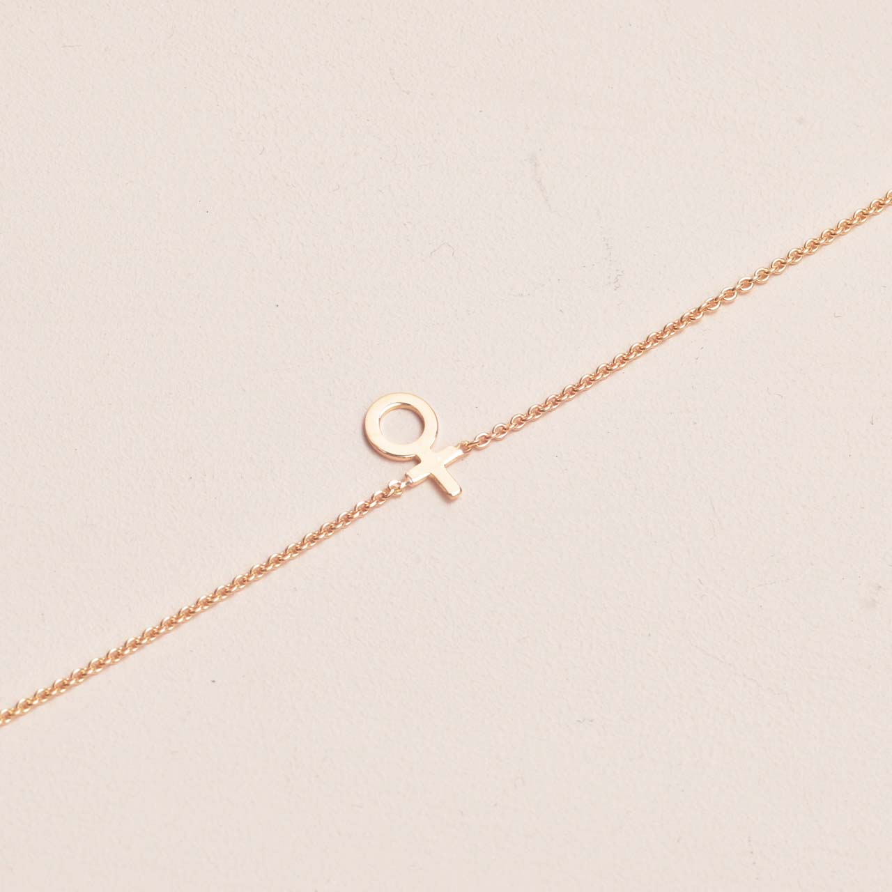 Signe Armband Litet Kvinnotecken 18k guld - Feministsmeden