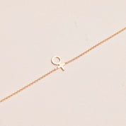 Signe Armband Litet Kvinnotecken 18k guld - Feministsmeden