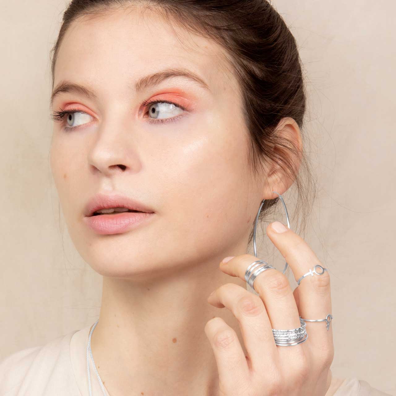 Tunna ringar i silver stacking från feministsmeden