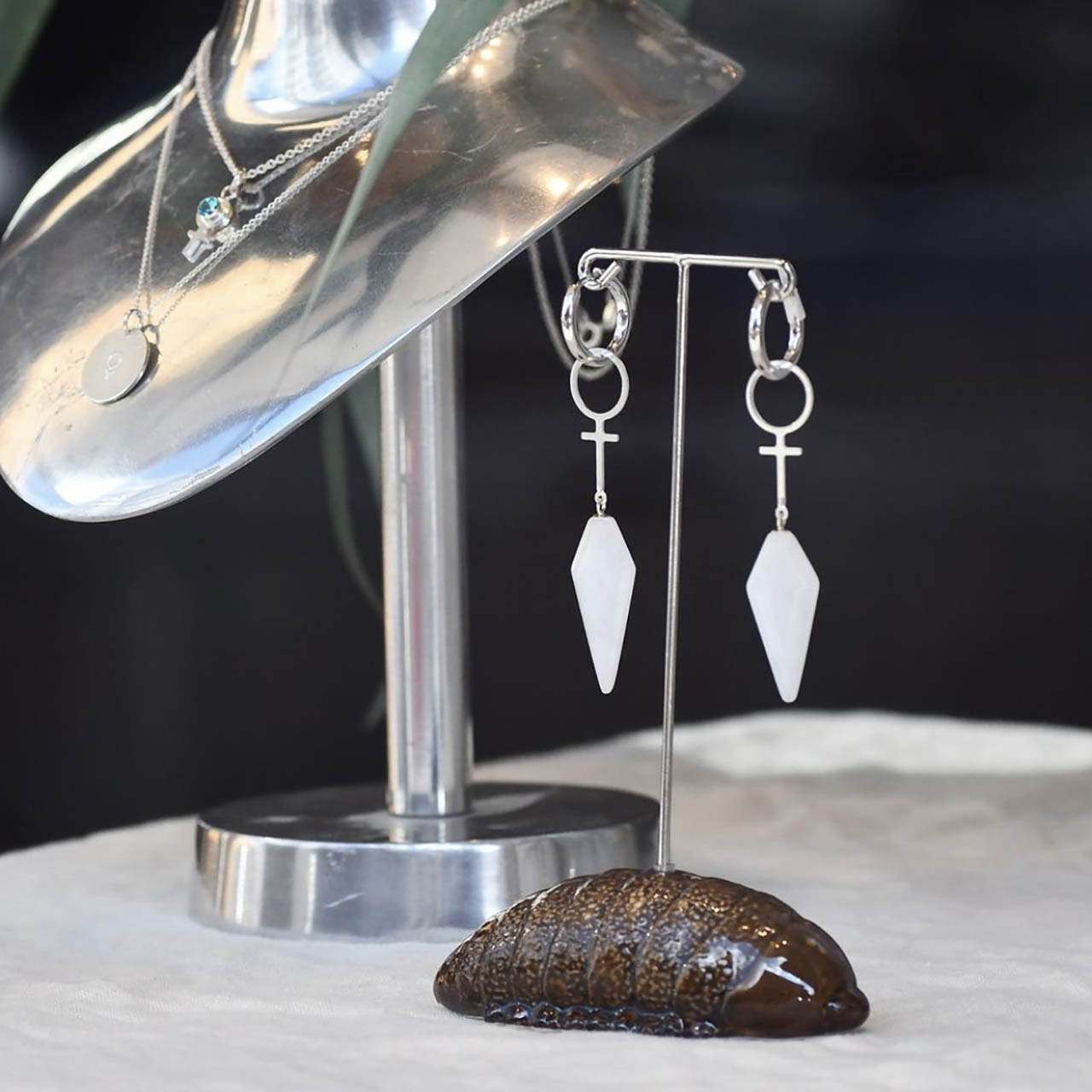 Snökvarts Hoop Feministörhängen - Feministsmeden