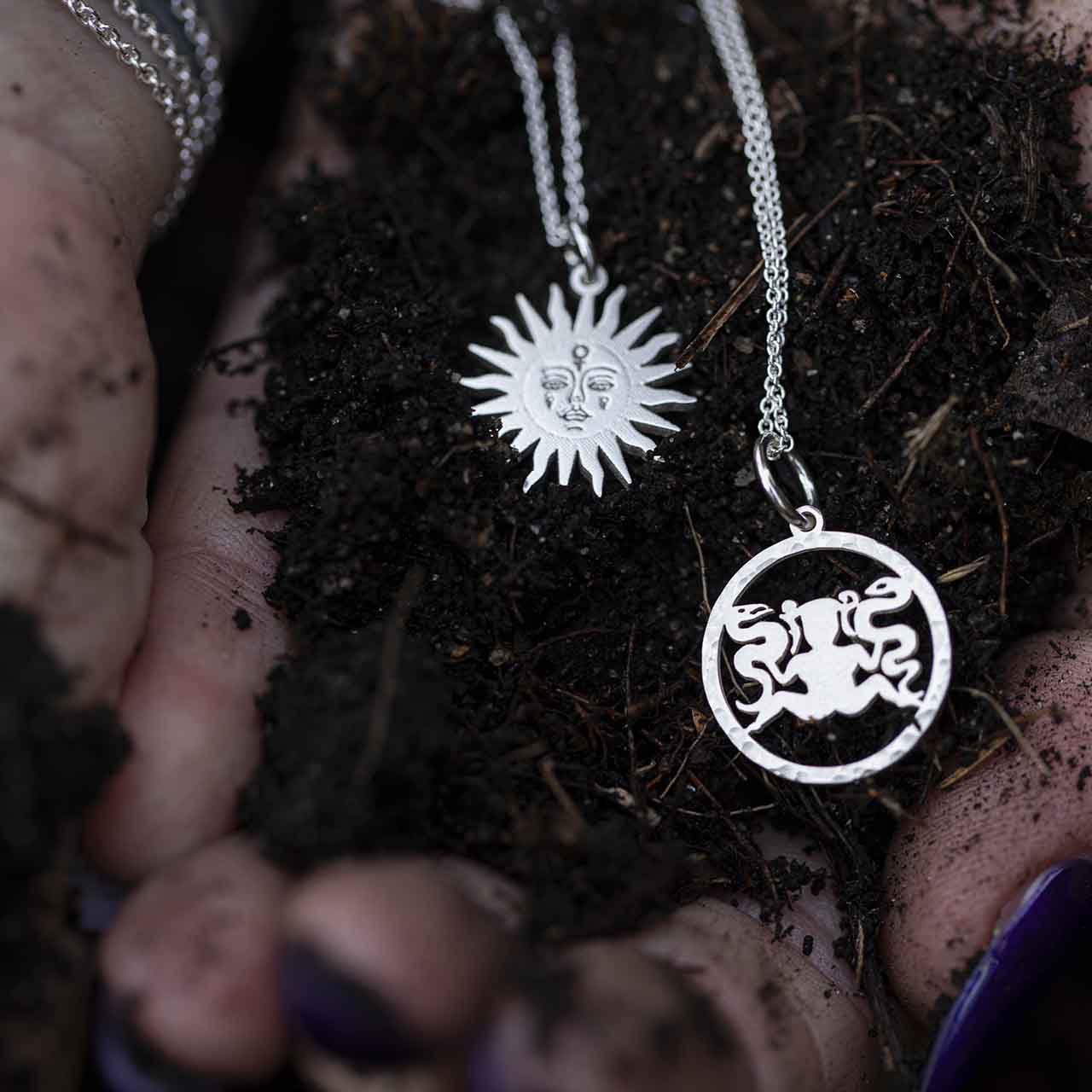 SOL HÄNGSMYCKE - Feministsmeden