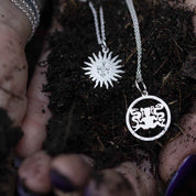 SOL HÄNGSMYCKE - Feministsmeden