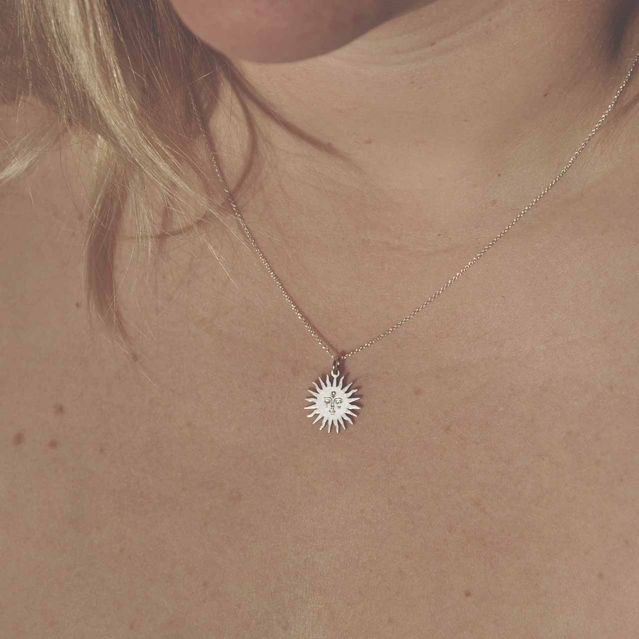 SOL HÄNGSMYCKE - Feministsmeden