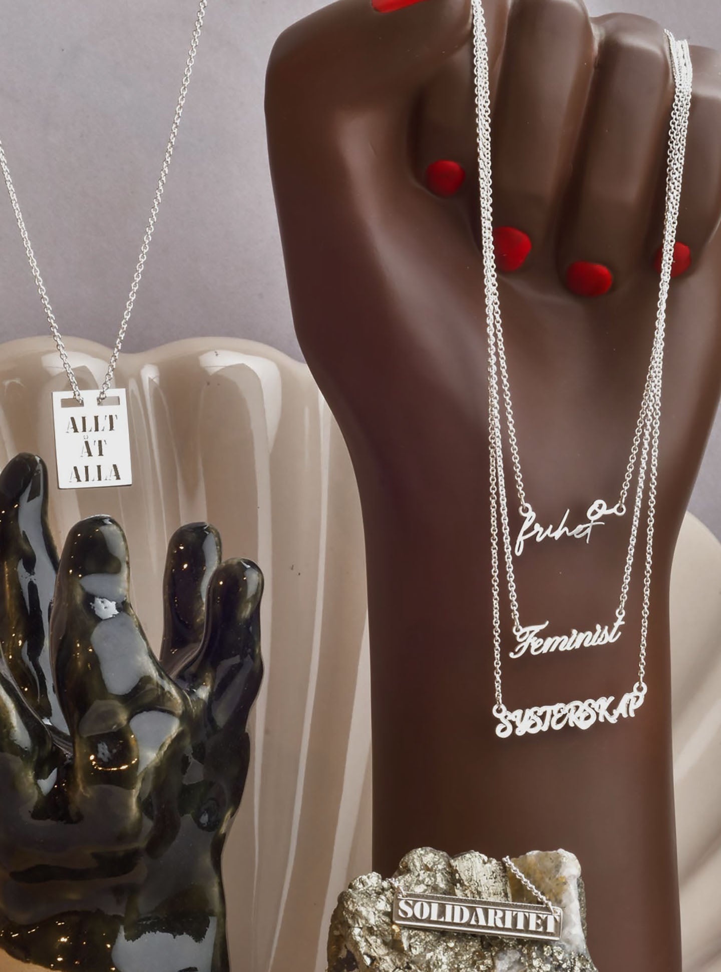 solidaritet-kollektion-halsband-silver-nave-feministsmeden-sten.jpg