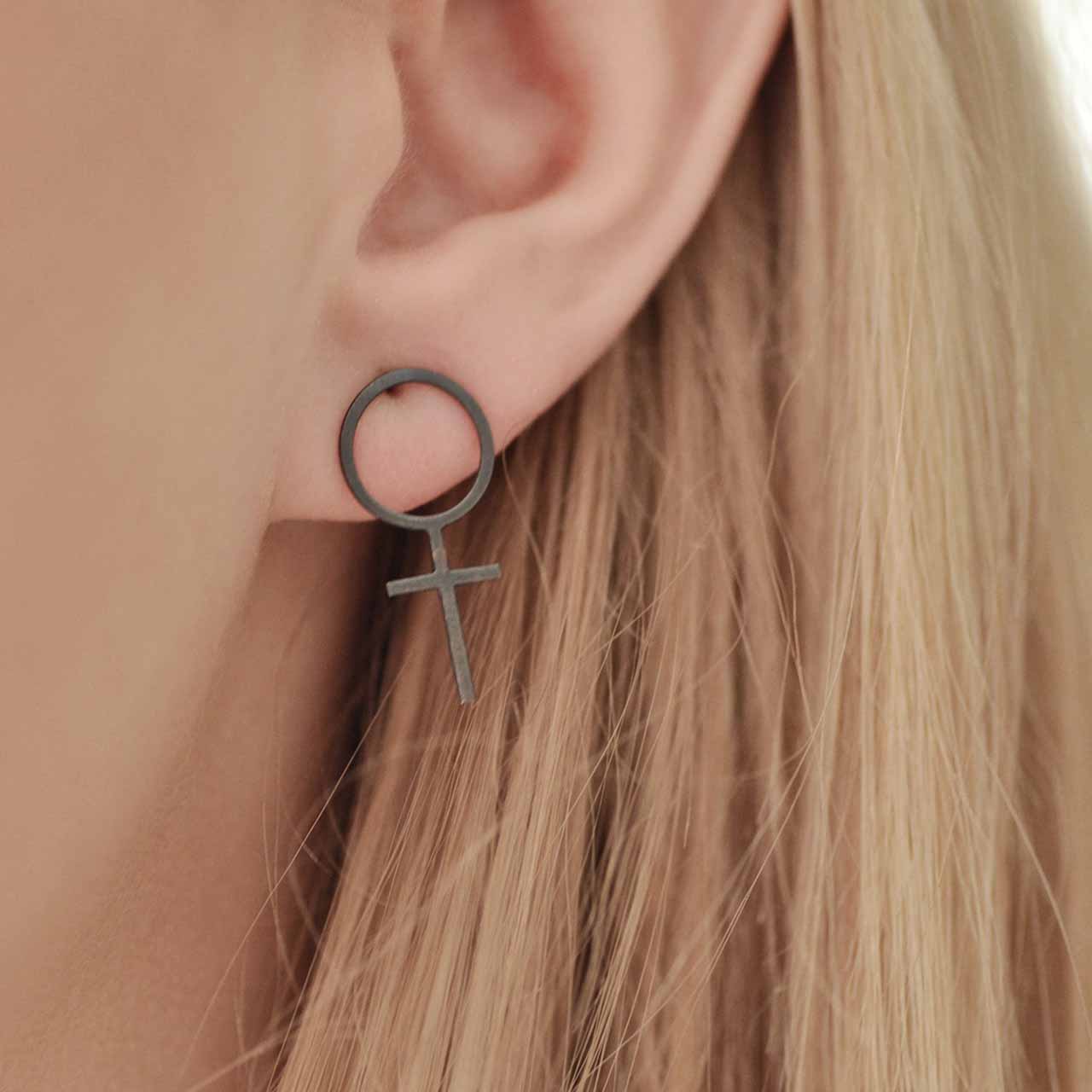 Sophie Svartoxiderade örhängen - Feministsmeden